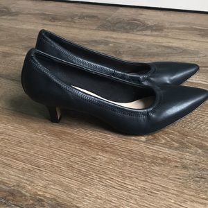 Clarks | Shondra Rae pump. Black faux leather. Kitten heel. Size 6.5